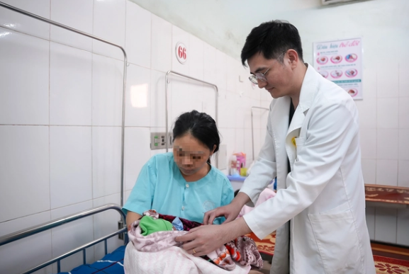 Giành lại sự sống cho mẹ con sản phụ bị xuất huyết buồng ối hiếm gặp ngày cận Tết Giành lại sự sống cho mẹ con sản phụ bị xuất huyết buồng ối hiếm gặp ngày cận Tết